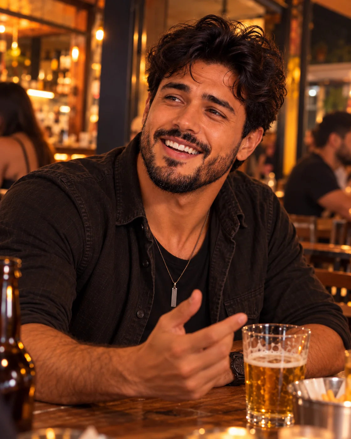 Retrato de Antônio Carlos sorrindo em um ambiente descontraído